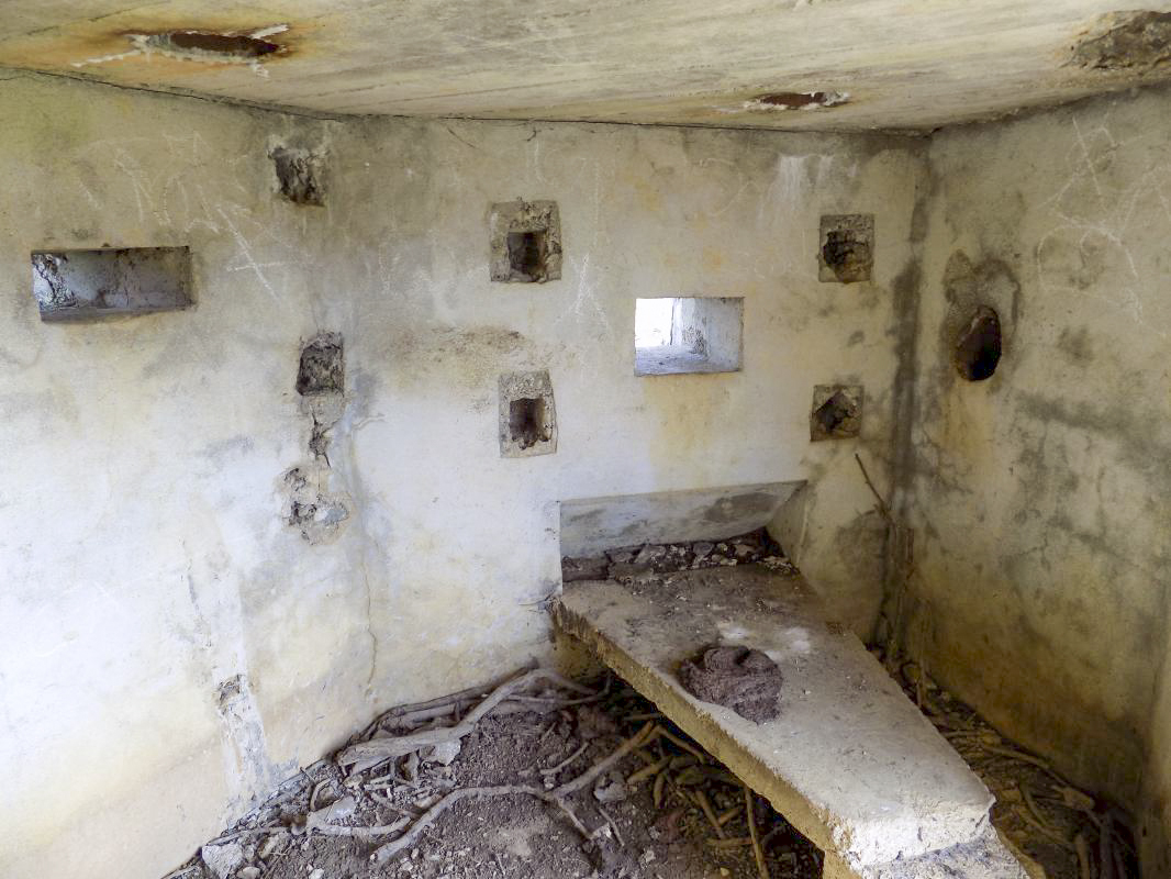 Ligne Maginot - BB82 - DOM LE MESNIL - (Blockhaus pour arme infanterie) - Face frontale, créneau FM et face droite, créneau Hotchkiss - R Tucker