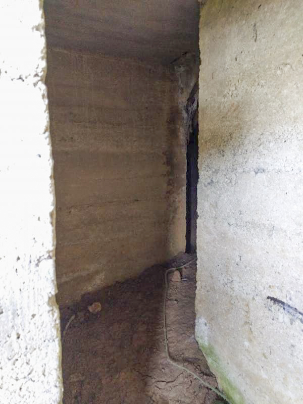 Ligne Maginot - PC de Sous-Quartier CIMETIERE de CHALANDRY - Chicane au niveau de l'entrée qui donne sur la pièce principale. - Anciaux Lionel