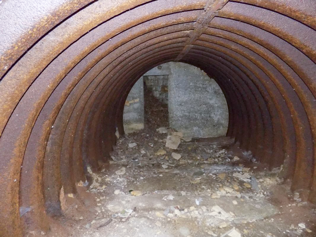 Ligne Maginot - La FALAISE (CM2 / III / 148° RIF) ( PC de Sous-Quartier ) - La salle, vers l'est - R Tucker