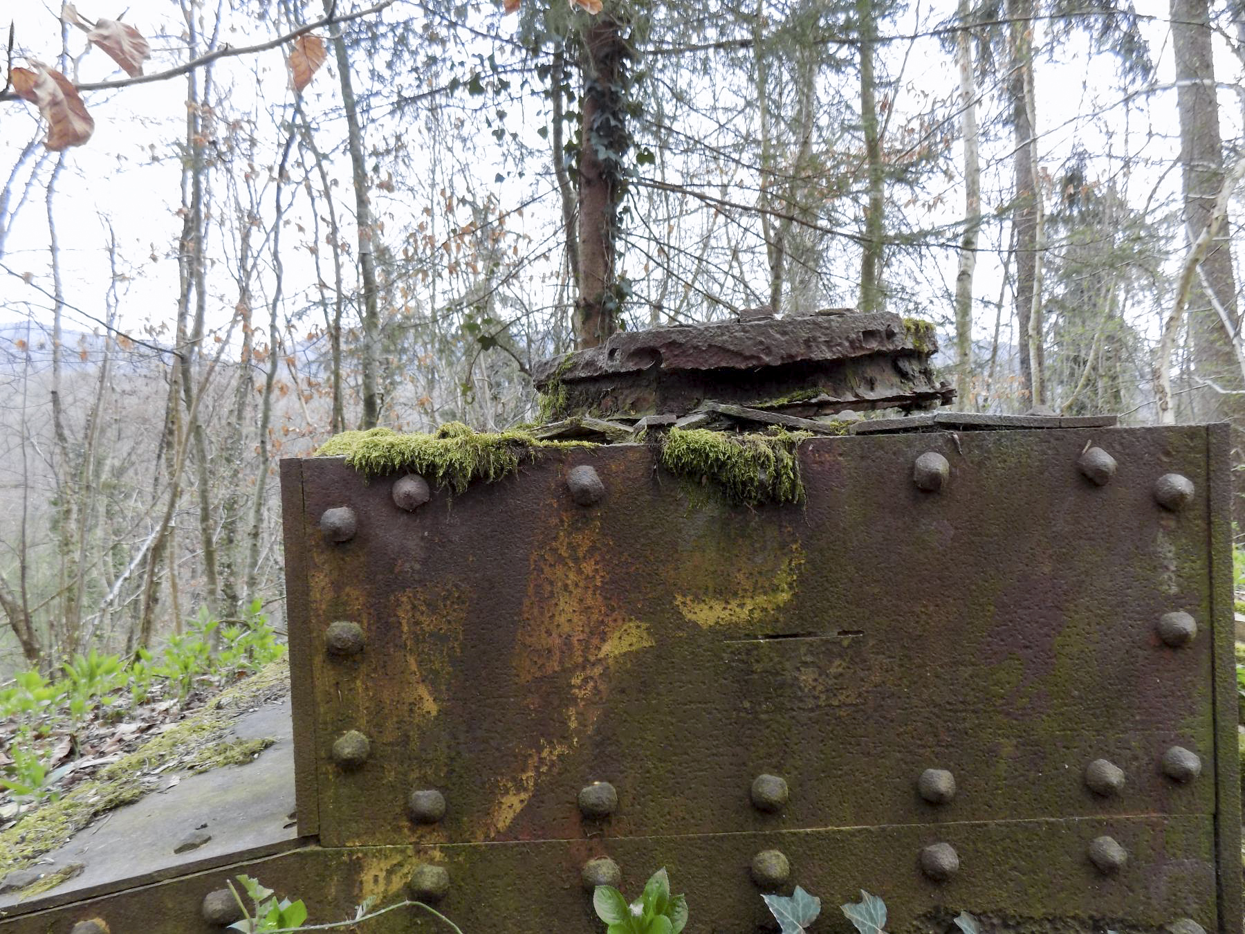 Ligne Maginot - SAUER (OBSERVATOIRE FT RADIO DE) - (Observatoire d'infanterie) - Détails de l'observatoire, trace de camouflage et gros plan sur le boulonnages - J.Luc