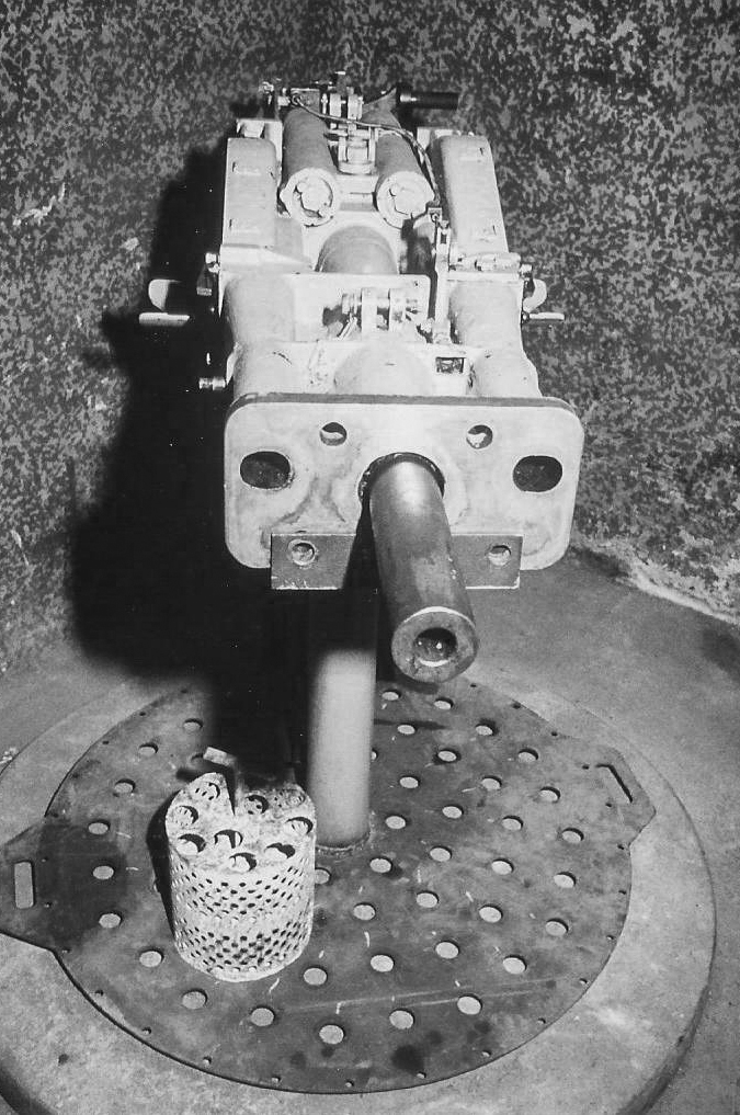 Ligne Maginot - ANZELING - A25 - (Ouvrage d'artillerie) - Le support d'armes mixtes de la tourelle alors exposé au Zeiterholz - Jean-Bernard WAHL