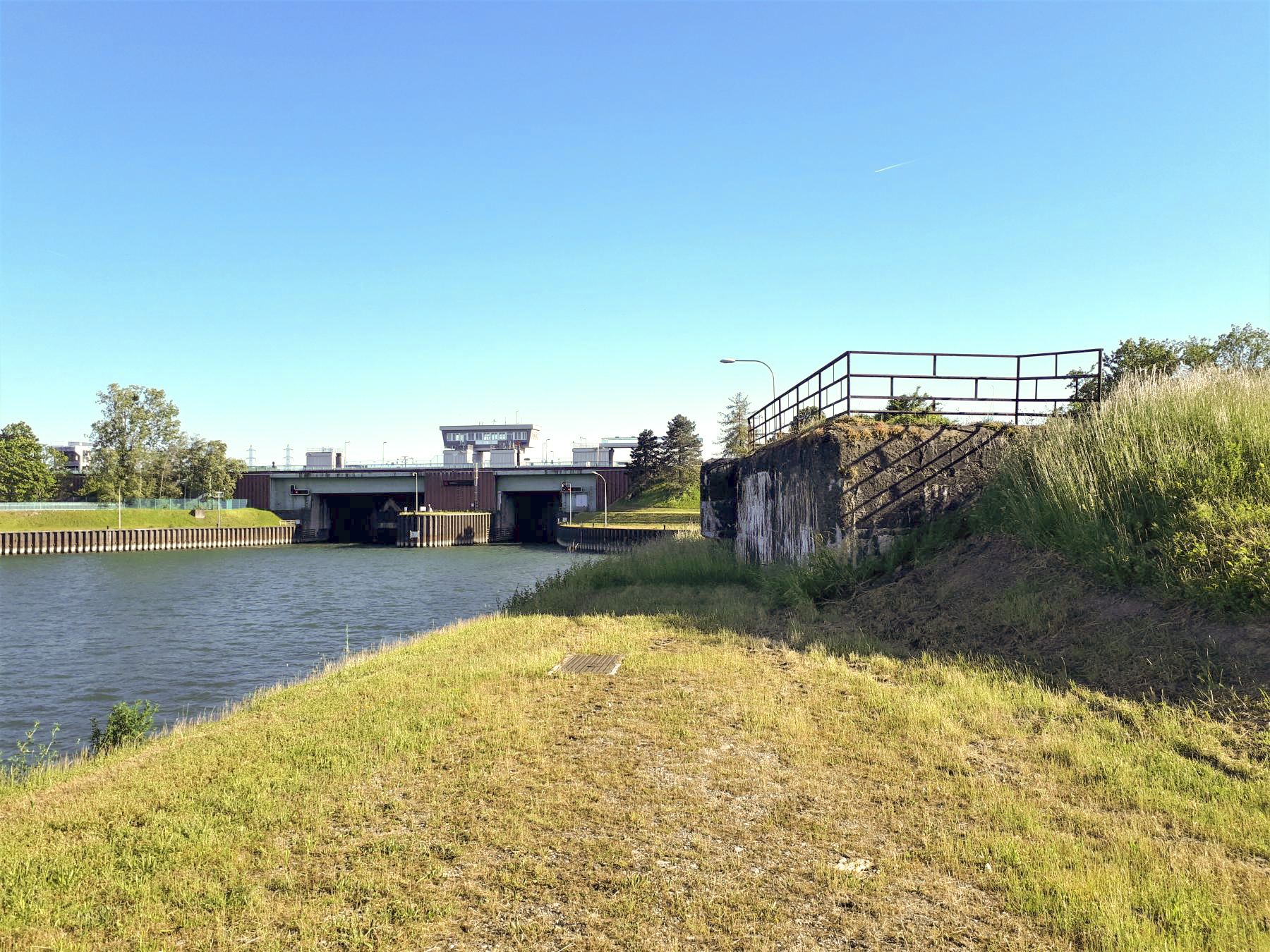 Ligne Maginot - PORT DU RHIN SUD 18 - (Blockhaus pour arme infanterie) - Le blockhaus et l'écluse de Strasbourg - Les Gardiens du Rhin
