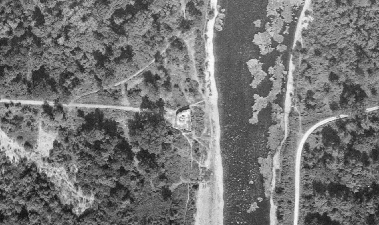 Ligne Maginot - PORT DU RHIN SUD 18 - (Blockhaus pour arme infanterie) - Le blockhaus bordant le Brunnenwasser - IGN - Géoportail 1947