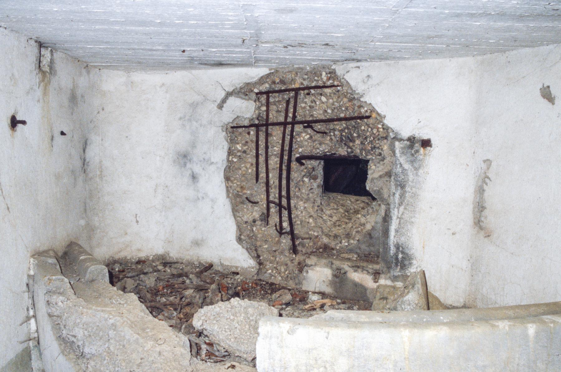 Ligne Maginot - AB8 - (Blockhaus pour canon) - L'emplacement pour la mitrailleuse de gauche - MANSUY Michel
