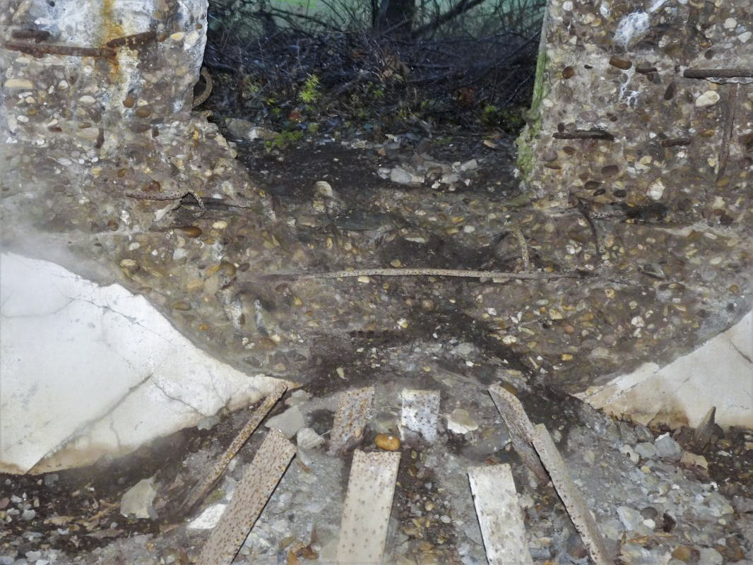 Ligne Maginot - AB10 - (Blockhaus pour canon) - Restes de canon de 47 mm  - Aditus