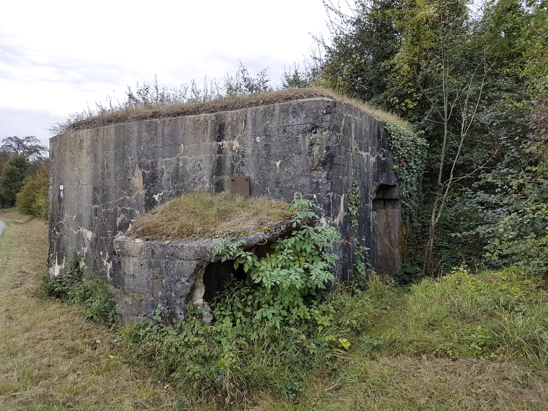 Ligne Maginot - BAMBESCH EST 1 - (Blockhaus pour canon) - Les entrées avec protection pare-éclats pour le personnel - Ellena-Cuny