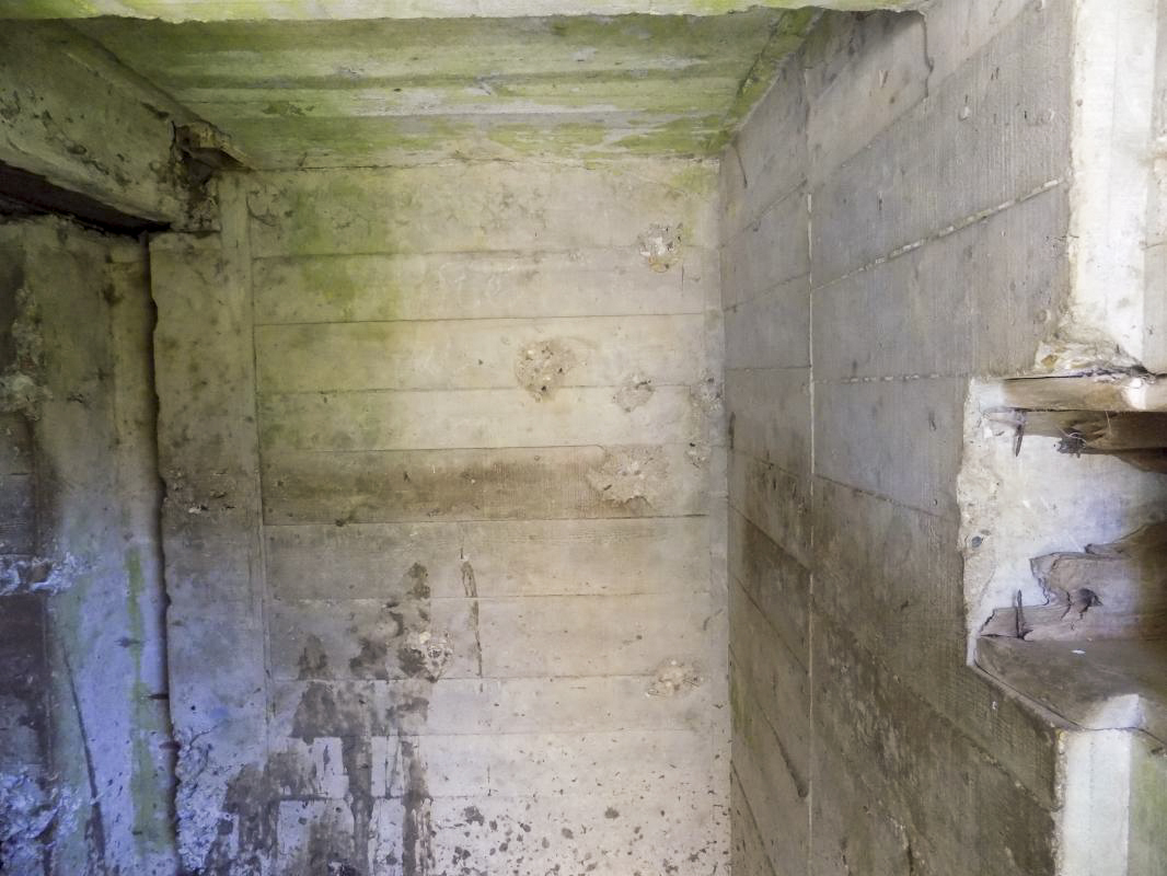 Ligne Maginot - A94 - BRUNCENT - (Blockhaus lourd type STG / STG-FCR - Simple) - L'entrée hommes, impacts de balles - R Tucker