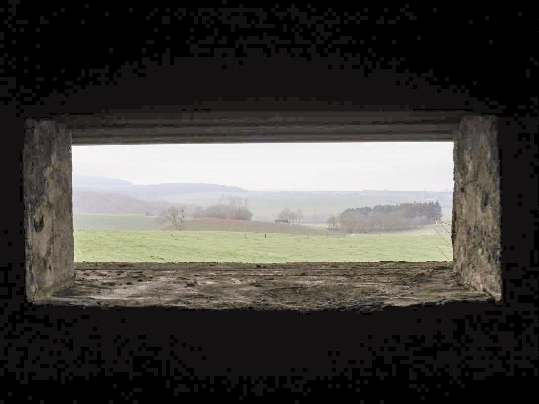 Ligne Maginot - A101BIS - TOURTRAY SUD - (Blockhaus lourd type STG / STG-FCR - Double) - Vue vers le nord ouest, A101 à l'arrière plan - R Tucker