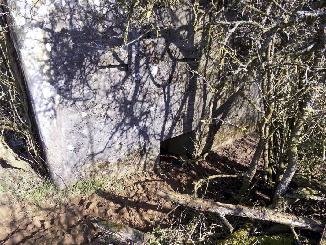Ligne Maginot - EUILLY SUD - (Blockhaus pour canon) - Face droite, l'entrée hommes - R Tucker