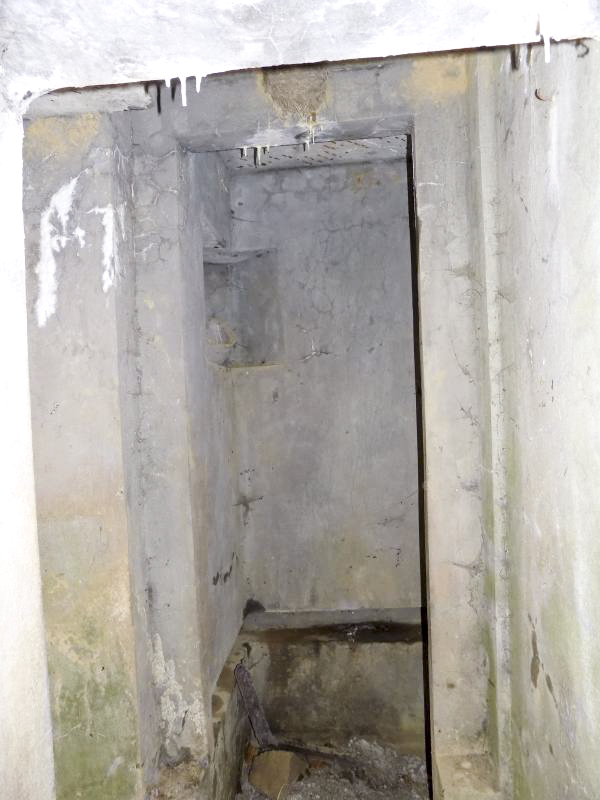 Ligne Maginot - A97 - EPINETTE - (Blockhaus lourd type STG / STG-FCR - Simple) - L'entrée (à gauche) - R Tucker