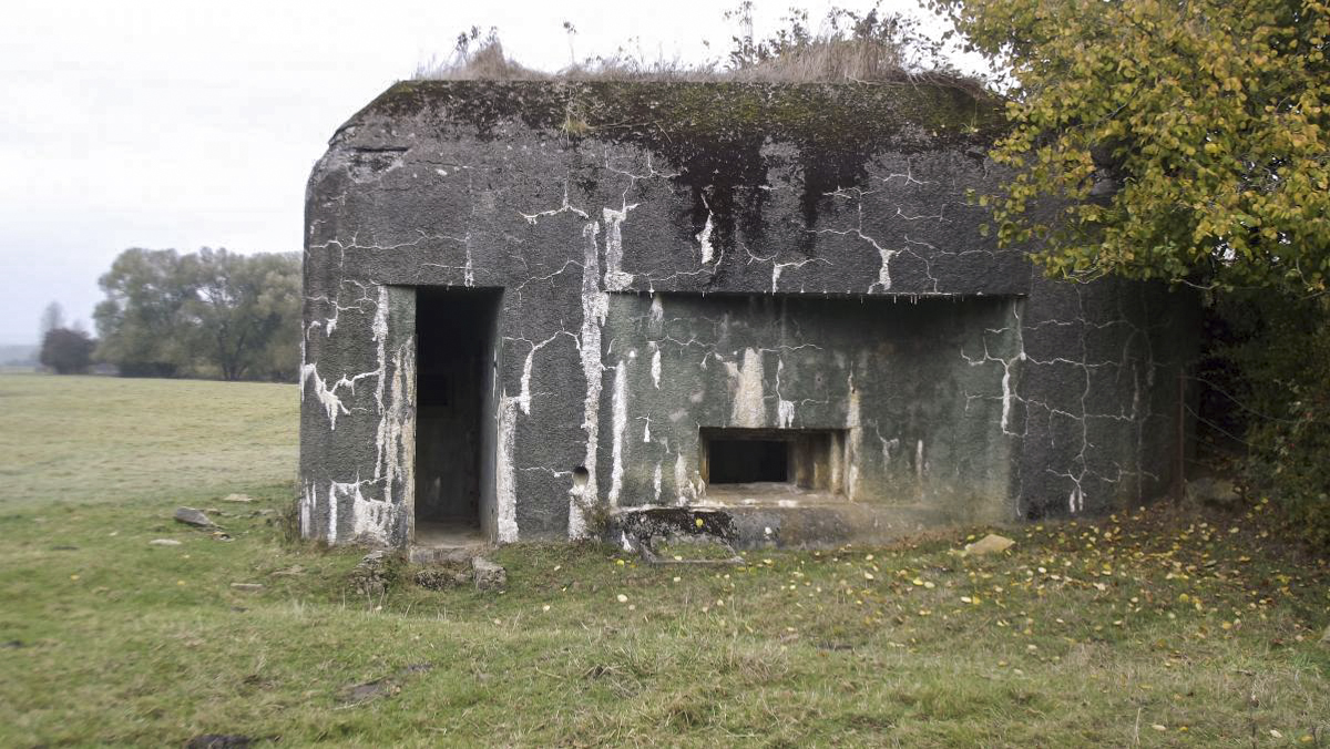 Ligne Maginot - A95 - TETAIGNE A - (Blockhaus lourd type STG / STG-FCR - Double) - Entrée des hommes
Remarquez les petits murets de chaque côté de la porte. - david harmand