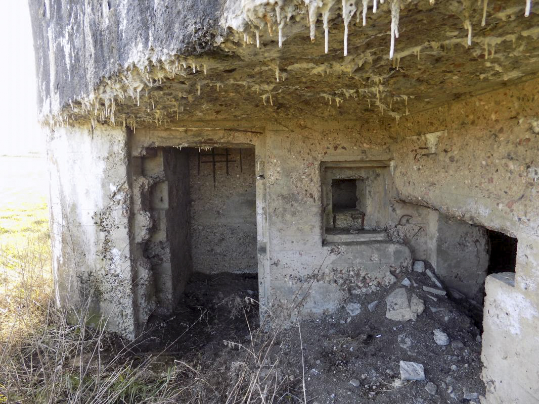 Ligne Maginot - A92 - PRIX DU LOUP - (Blockhaus lourd type STG / STG-FCR - Double) - L'entrée hommes et créneau FM - R Tucker