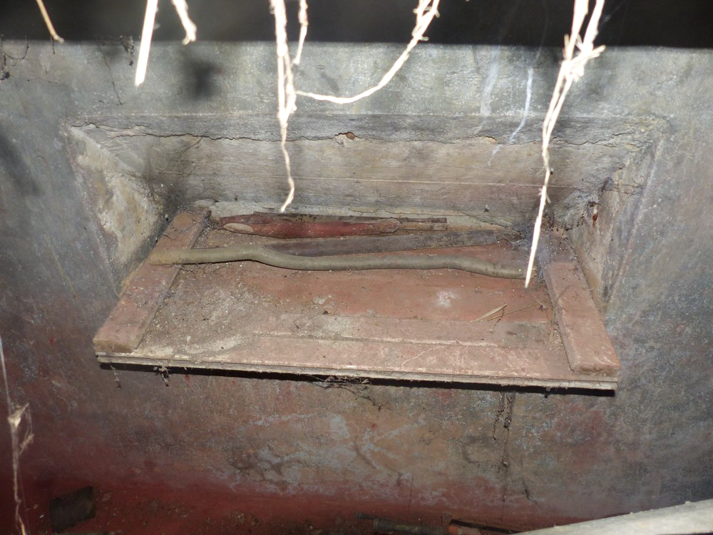 Ligne Maginot - BX - LA CROIX SIMON 2 - (Blockhaus pour canon) - Créneau pour mitrailleuse de gauche
Réservation pour le support de la mitrailleuse  - David HARMAND