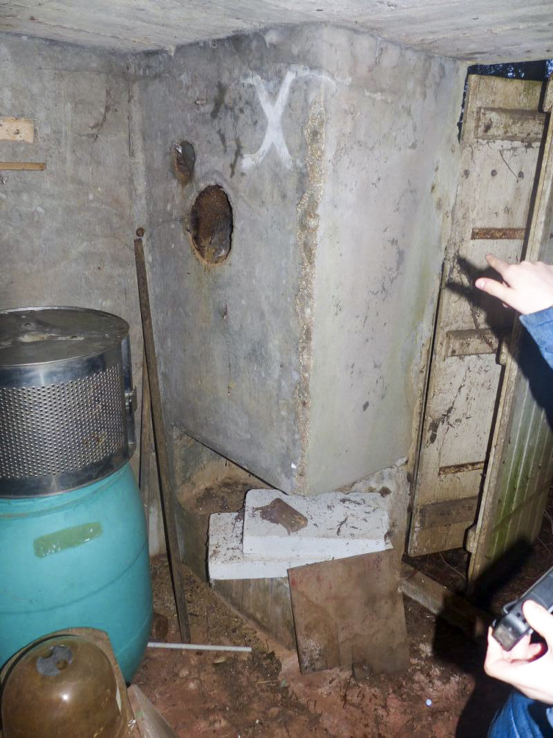Ligne Maginot - BX - LA CROIX SIMON 2 - (Blockhaus pour canon) - Les piedroits de chaque coté de l'entrée comportent des encoches destinés à recevoir les bêches du canon. Un conduit permet l'évacuation des douilles à l'extérieur, dans une petite fosse accolé au mur - David HARMAND