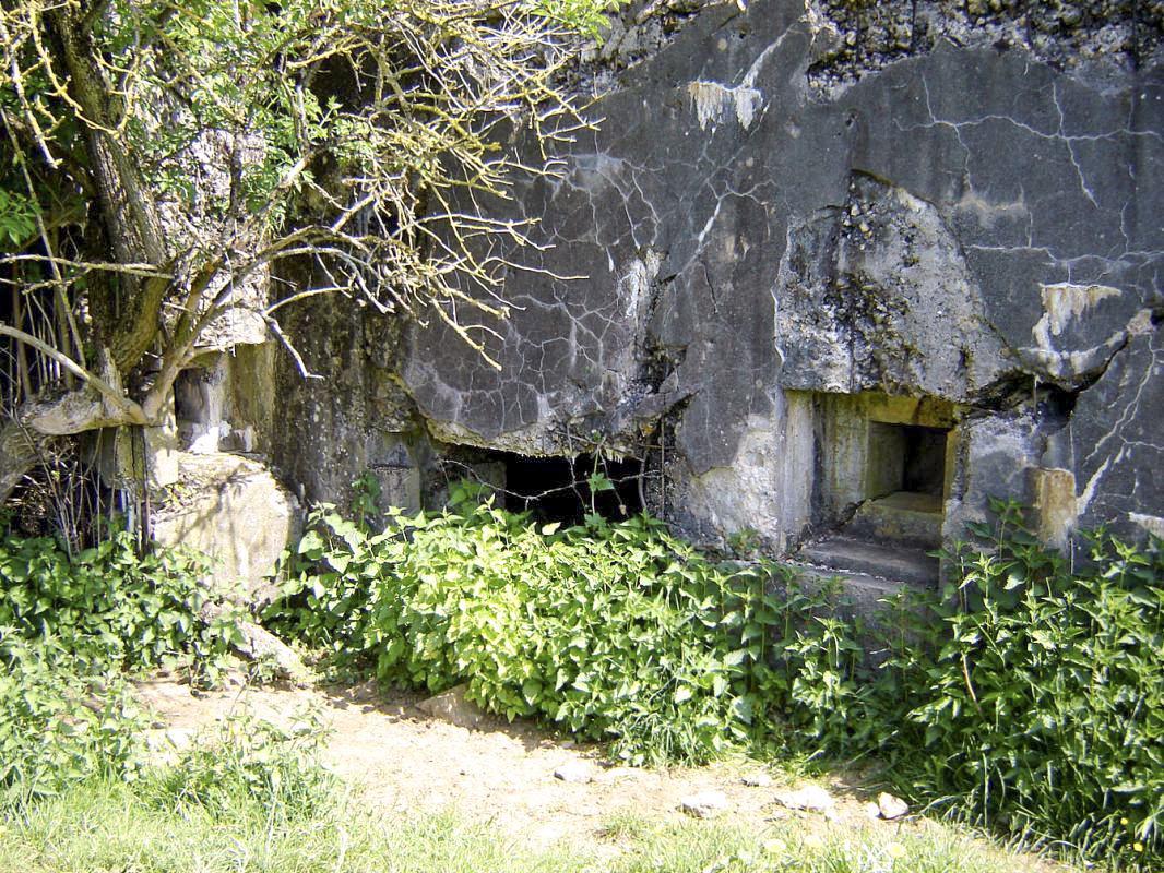 Ligne Maginot - 74 - LES FOURCHES - (Blockhaus lourd type STG / STG-FCR - Double) - L'entrée et un créneau FM de défense rapprochée - JMBrams