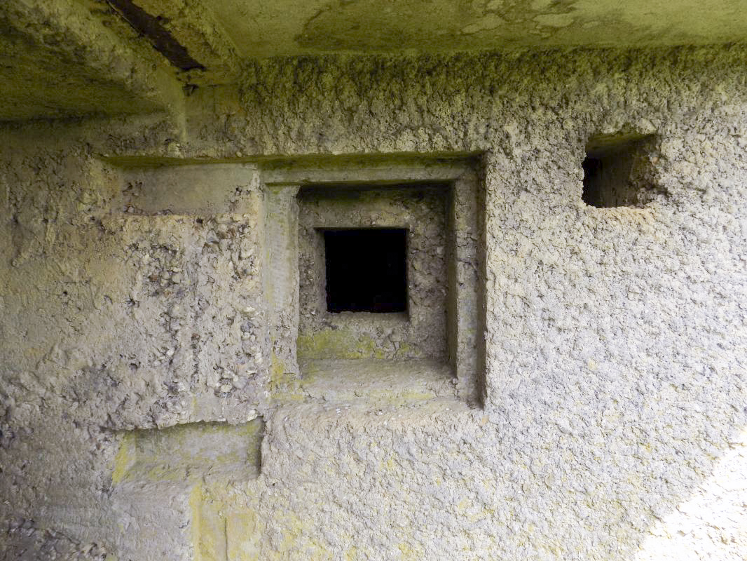 Ligne Maginot - A105 - SAILLY - (Blockhaus lourd type STG / STG-FCR - Simple) - Créneau FM par l'entrée hommes - R Tucker