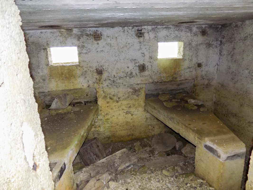 Ligne Maginot - 15A - LA VIGNETTE SUD - (Blockhaus pour arme infanterie) - Face frontale, les deux créneaux Hotchkiss - R Tucker