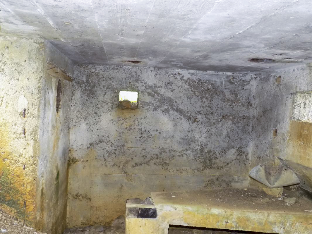Ligne Maginot - 15A - LA VIGNETTE SUD - (Blockhaus pour arme infanterie) - Face gauche, créneaux FM/Obs - R Tucker