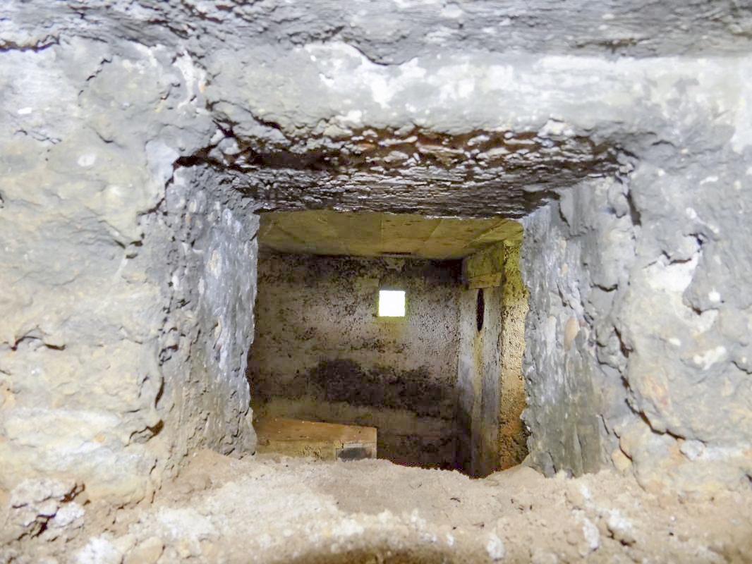 Ligne Maginot - 15A - LA VIGNETTE SUD - (Blockhaus pour arme infanterie) - Face droite, créneaux FM/Obs - R Tucker
