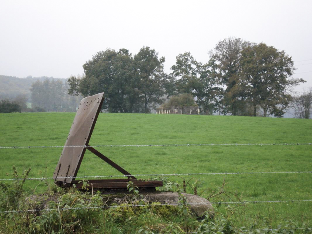 Ligne Maginot - Chambre de coupure de Malandry - Le blockhaus de Malandry est visible à l’arrière plan - R Tucker