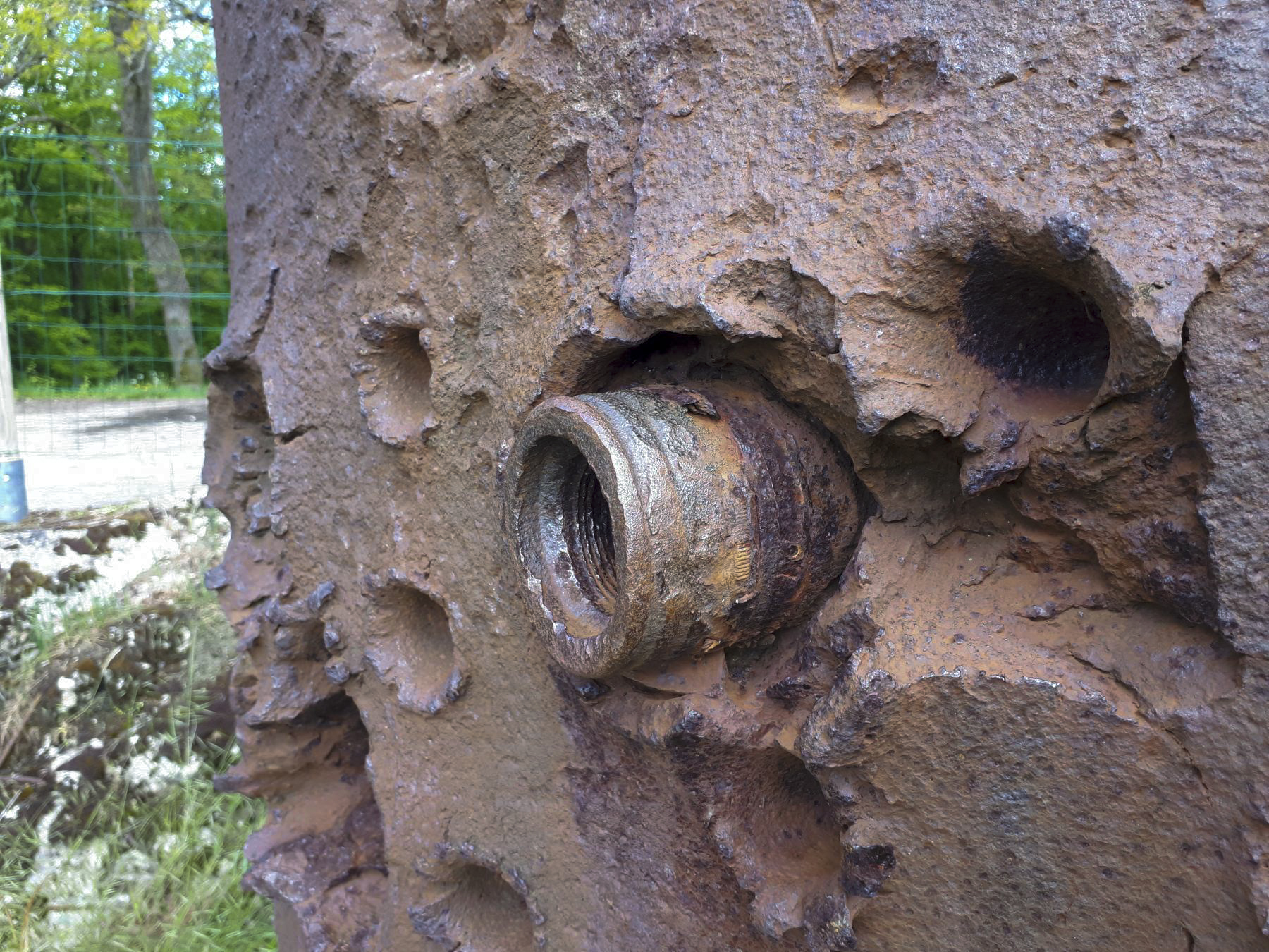 Ligne Maginot - BAMBESCH - A35 - (Ouvrage d'infanterie) - Bloc 2
Une ogive de 88 est fichée dans l'acier de la cloche - Gregory Fuchs