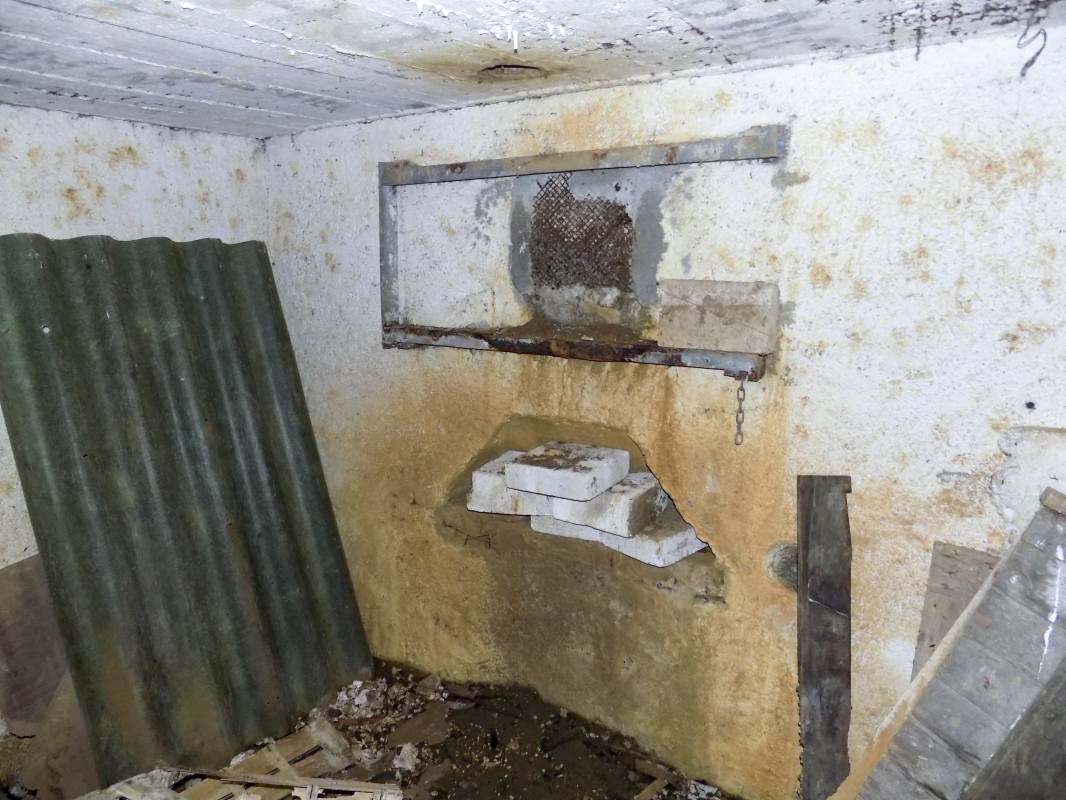 Ligne Maginot - 69 - MORIN CHAMP - (Blockhaus pour arme infanterie) - Créneau gauche, Hotchkiss - R Tucker