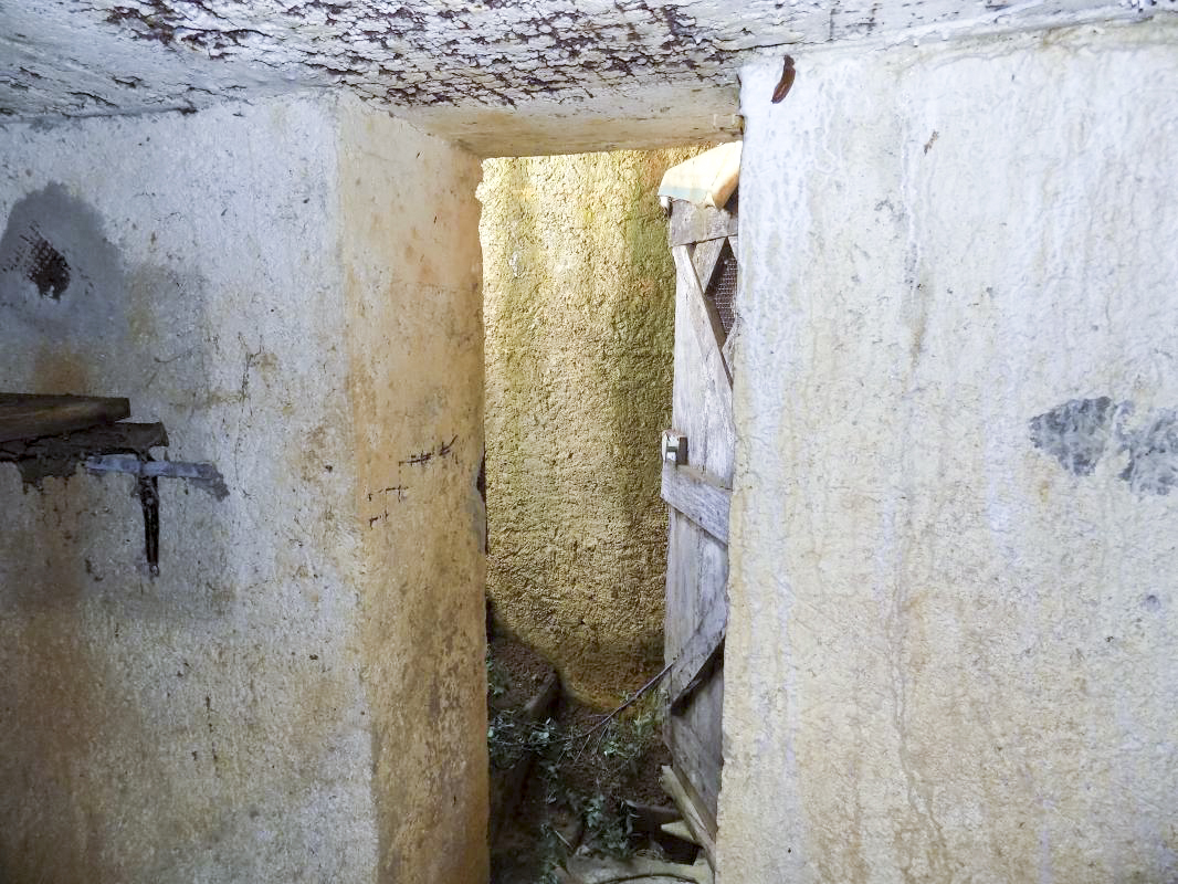 Ligne Maginot - 69 - MORIN CHAMP - (Blockhaus pour arme infanterie) - Vers l'entrée hommes et escaliers à l'arrière - R Tucker