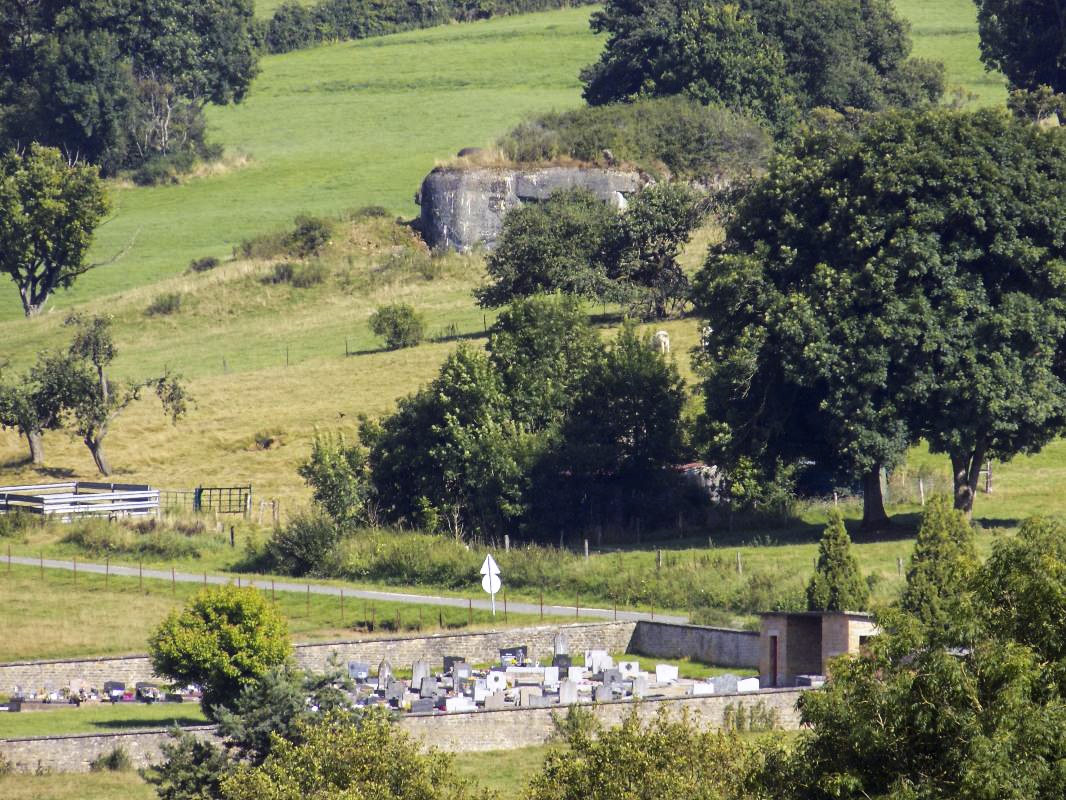 Ligne Maginot - 69 - MORIN CHAMP - (Blockhaus pour arme infanterie) - Vue vers le sud-est, la casemate d'Avioth - R Tucker