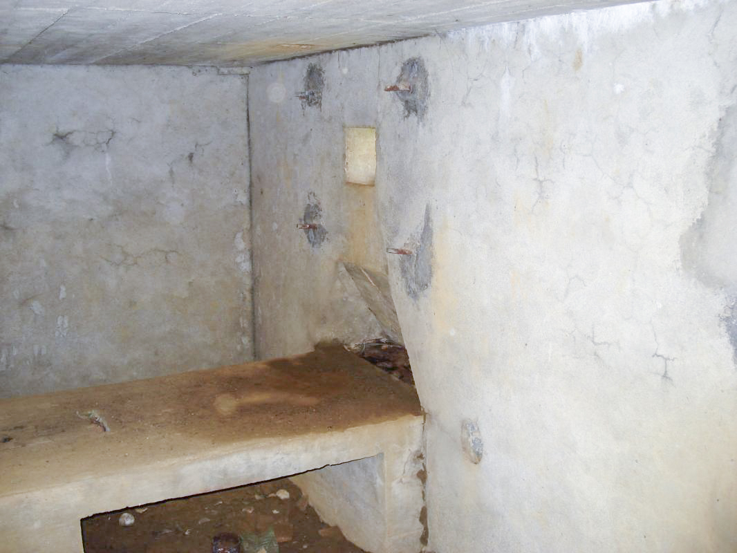 Ligne Maginot - 71 - PIERRE TROUEE - (Blockhaus pour arme infanterie) - L’intérieur gauche - R Tucker