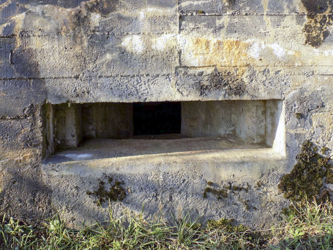 Ligne Maginot - 74 - RAVIN DE BRAVAUX - (Blockhaus pour arme infanterie) - Face frontale, créneau gauche - R Tucker