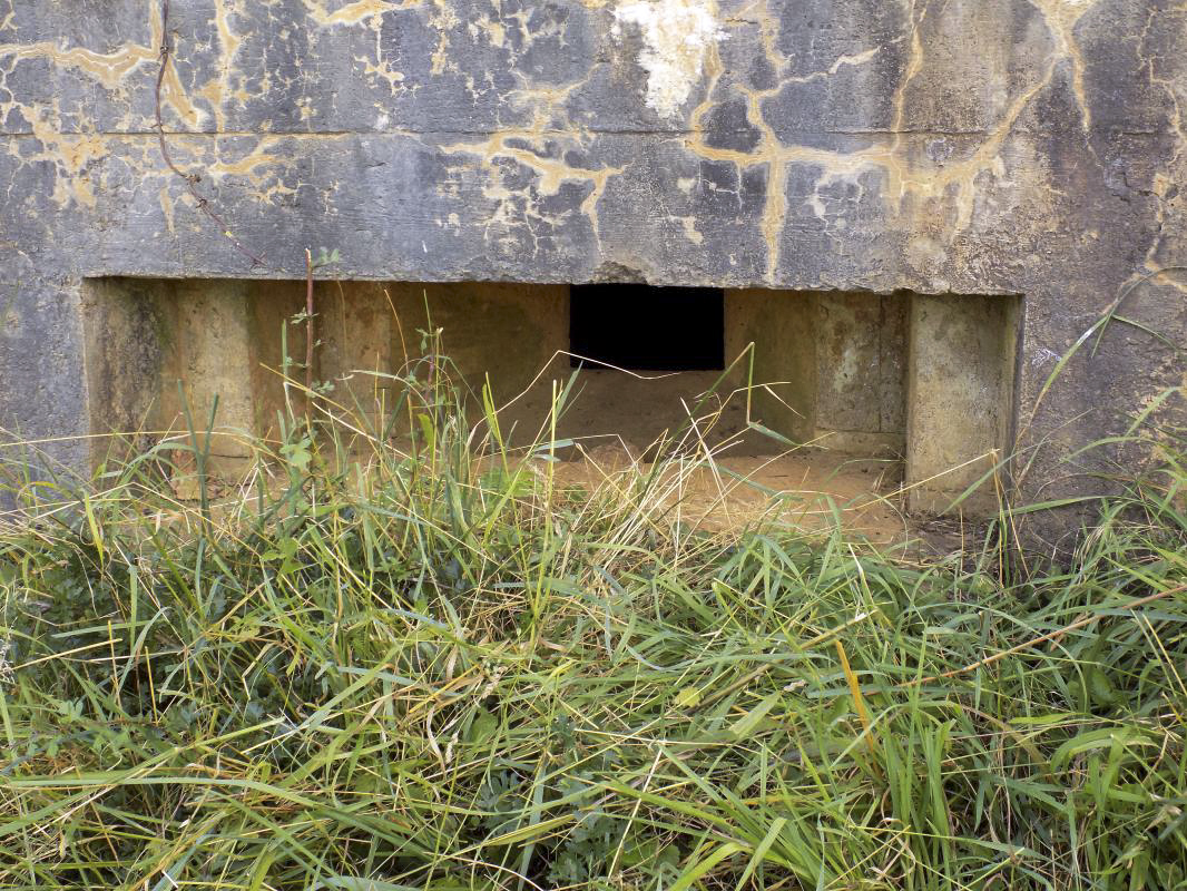 Ligne Maginot - 73 - LONGUES VOIES - (Blockhaus pour arme infanterie) - Créneau droite - R Tucker