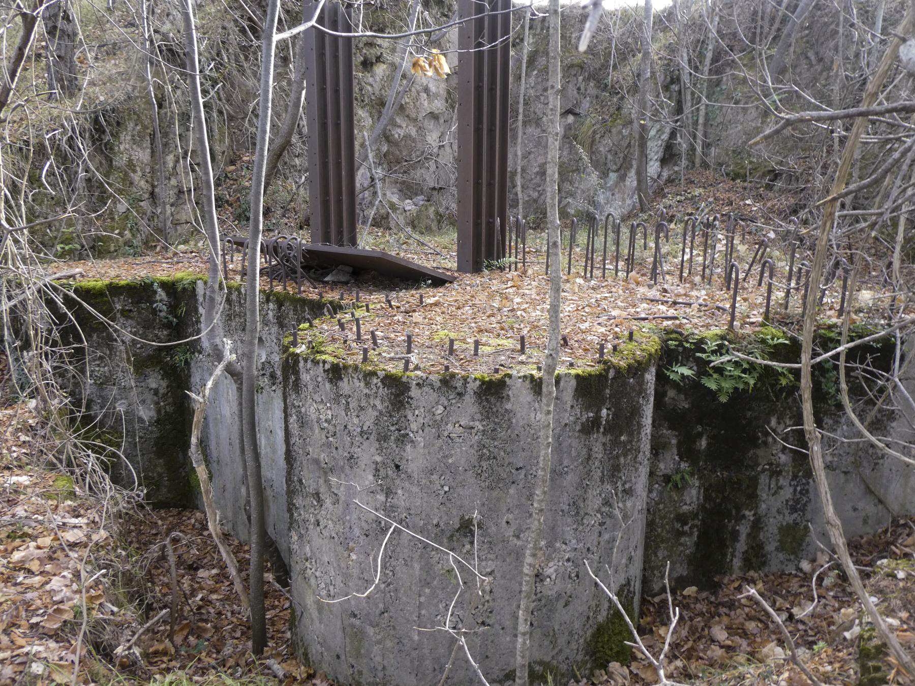 Ligne Maginot - O42 - LA COLETTA NORD - (Casemate d'infanterie - Simple) - Le radier avec le montant inférieur de la porte - ELLENA Daniel - CUNY Philippe