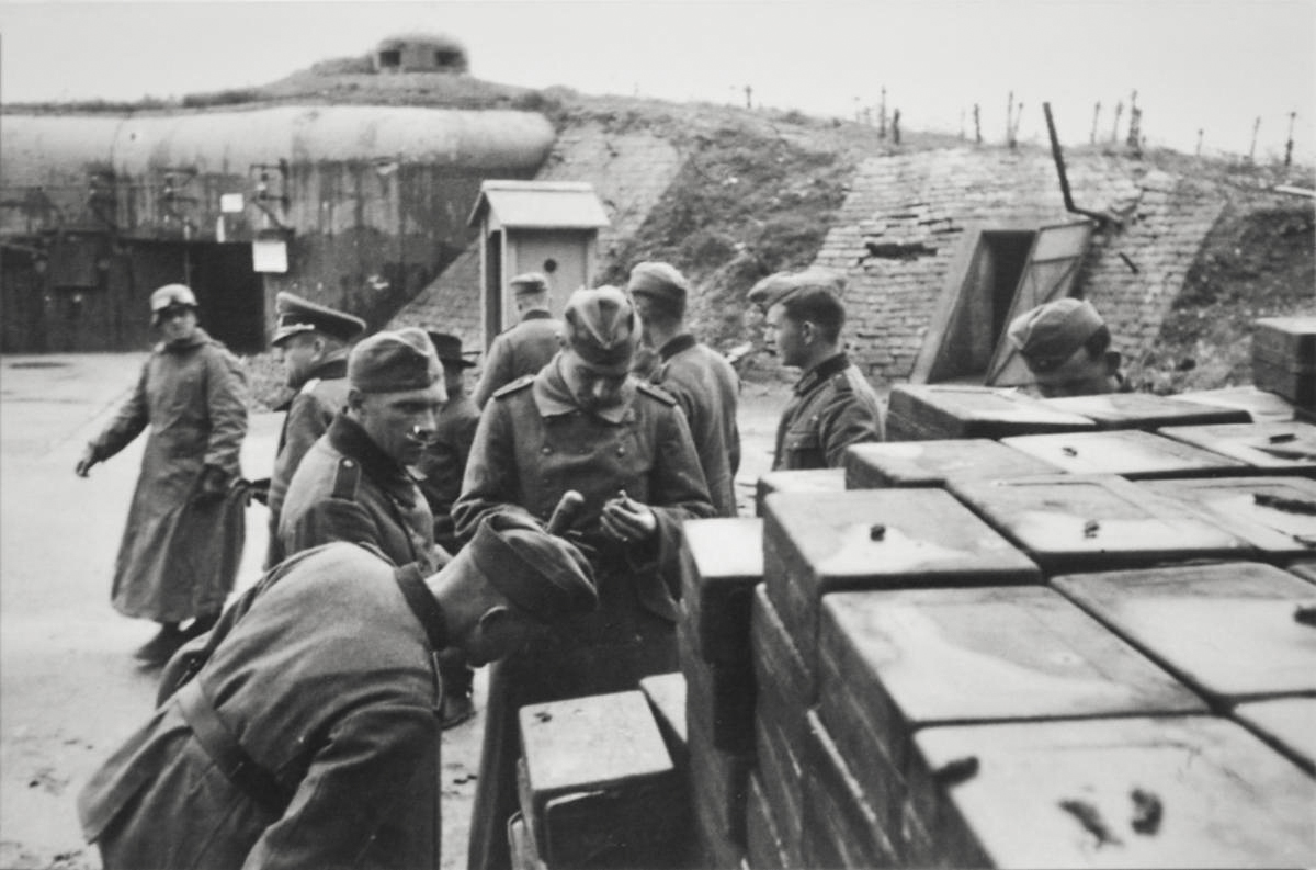 Ligne Maginot - BAMBESCH - A35 - (Ouvrage d'infanterie) - Le bloc 3
Récuperation de munitions par les allemands - Inconnu