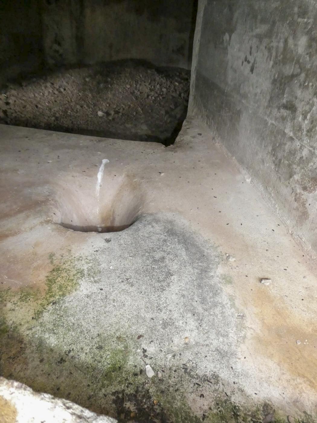 Ligne Maginot - LA COLETTA - (Blockhaus pour arme infanterie) - L'ouverture de droite ne semble pas être un créneau de tir, à l'intérieur on peut penser a une vasque avec évacuation. - ELLENA Daniel - CUNY Philippe