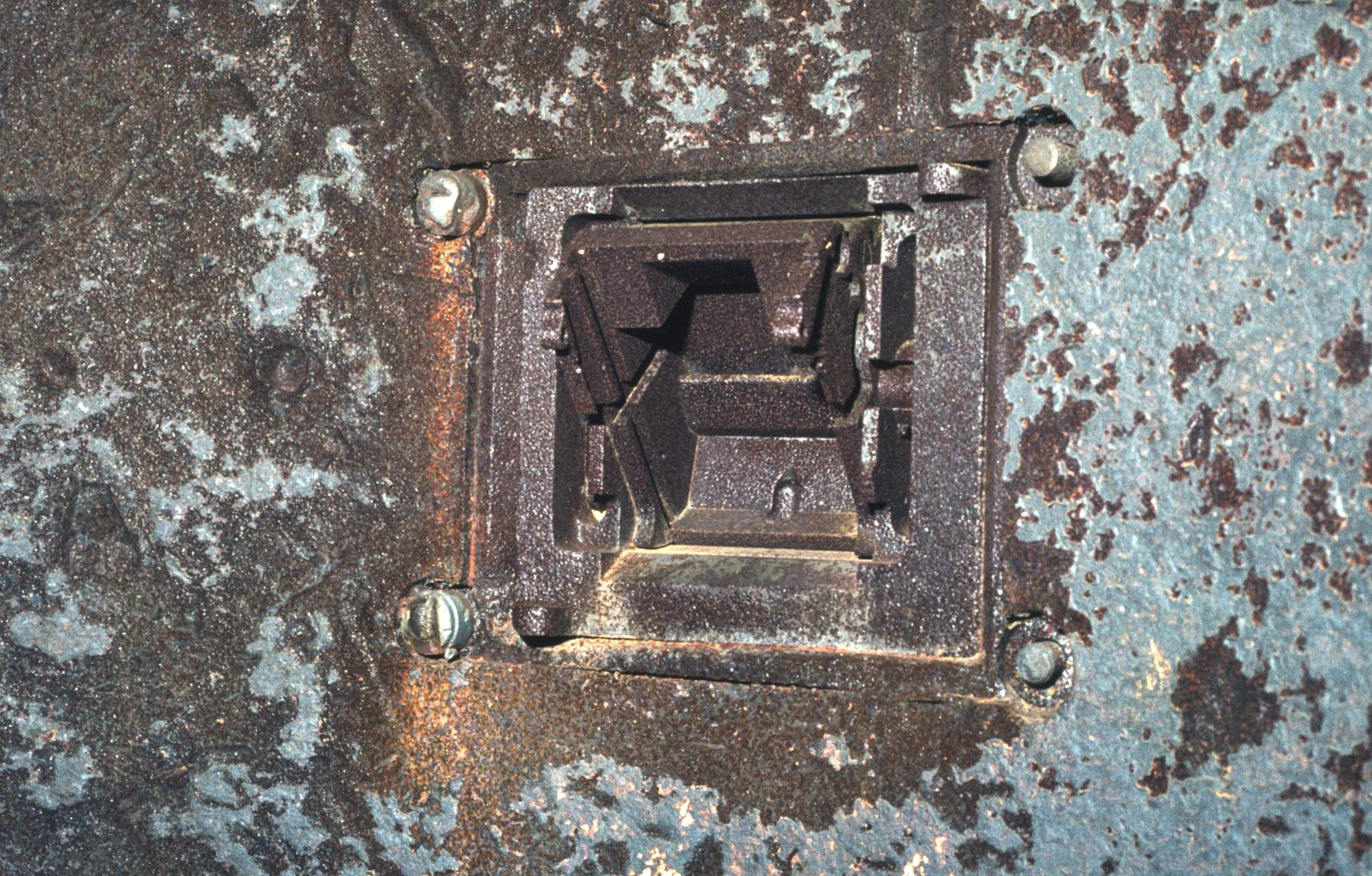 Ligne Maginot - EINSELING SUD - C73 - (Casemate d'infanterie - Simple) - L’épiscope de cloche est resté en place
Il manque des pièces - MANSUY Michel