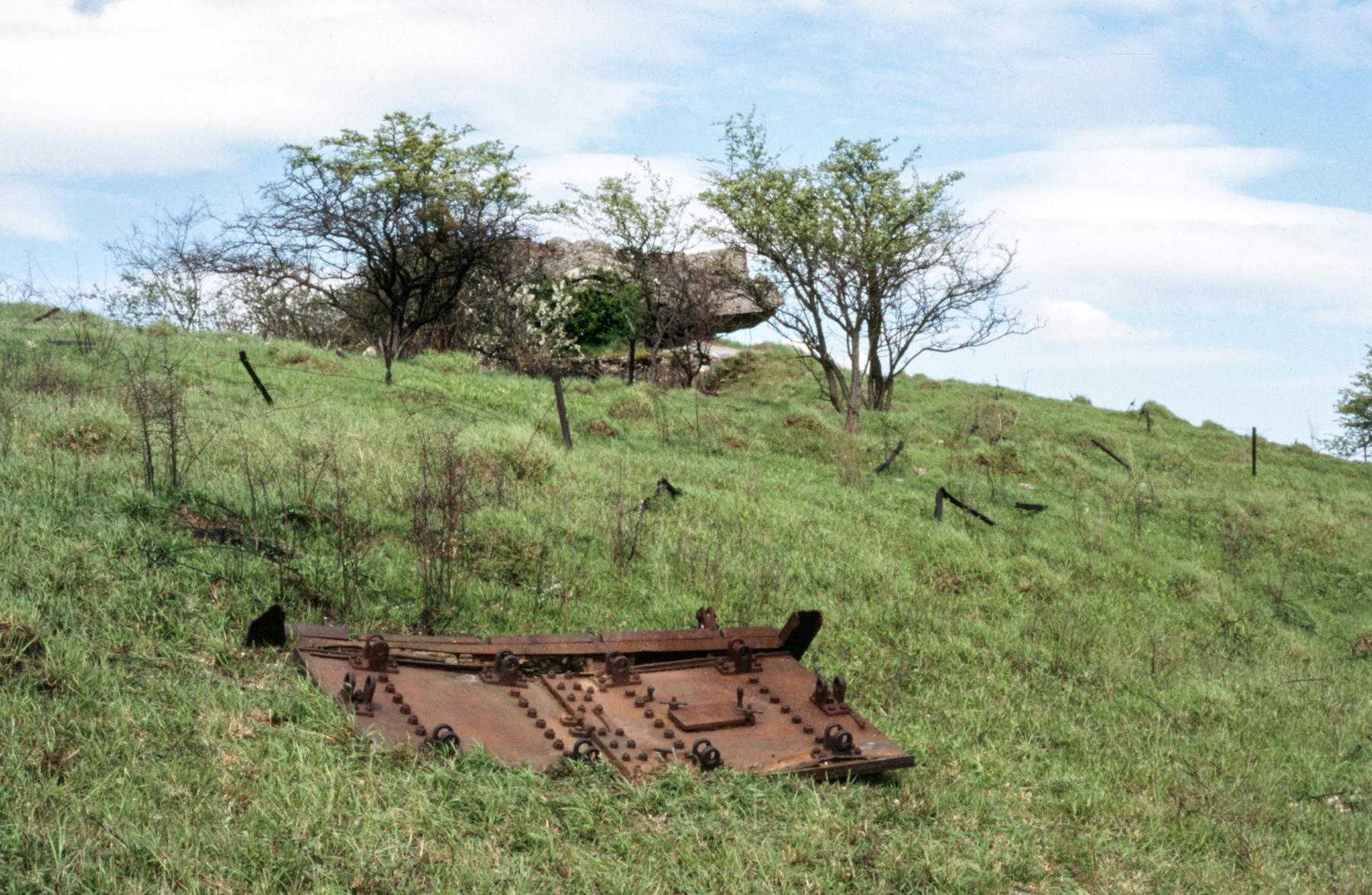 Ligne Maginot - EINSELING SUD - C73 - (Casemate d'infanterie - Simple) - Porte blindée de la casemate, expulsée en contrebas par l'explosion de la casemate. - MANSUY Michel