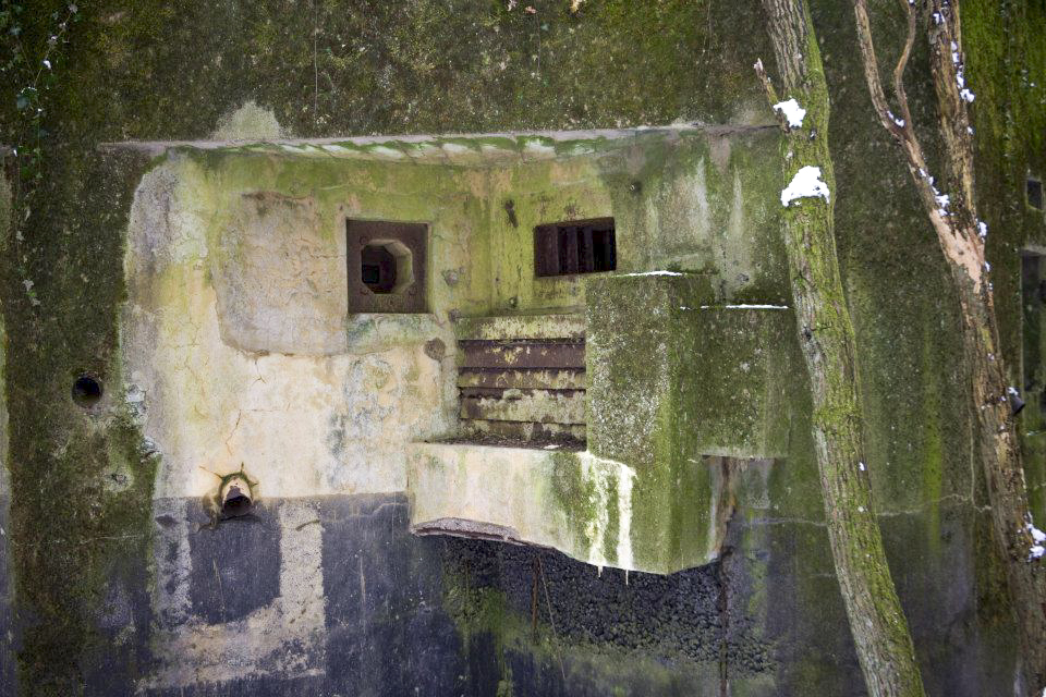 Ligne Maginot - BB374 - (Blockhaus pour canon) - Les créneaux pour mitrailleuse et FM avec la sortie du lance grenade - Fré Do