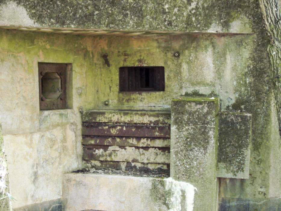 Ligne Maginot - BB374 - (Blockhaus pour canon) - Créneau pour mitrailleuse Hotchkiss et créneau pour FM.
Noter l'empilage de profilés sous le créneau - Schnoupf