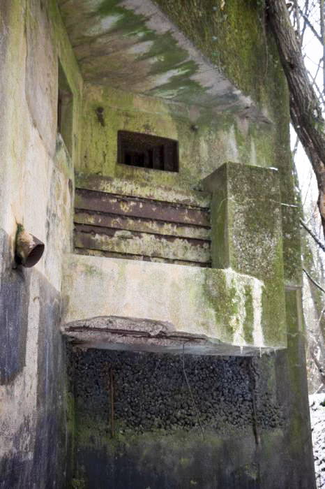 Ligne Maginot - BB374 - (Blockhaus pour canon) - Le créneau pour la mitrailleuse Hotchkiss vu depuis le fond de la fouille - Fré Do