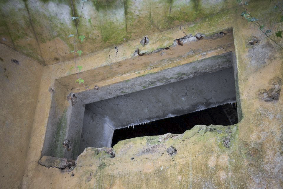 Ligne Maginot - BB374 - (Blockhaus pour canon) - Le créneau pour canon antichar dépourvu de son cuirassement - Fré Do