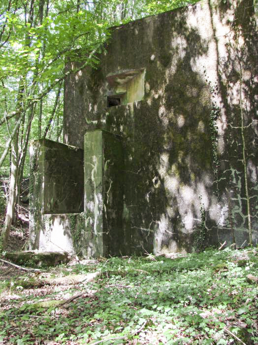 Ligne Maginot - BB374 - (Blockhaus pour canon) - Un accès direct à l'étage inférieur situé au niveau de la fouille non comblée laissant supposer qu'une extension ou qu'un accès par tranchée était prévu. - Schnoupf