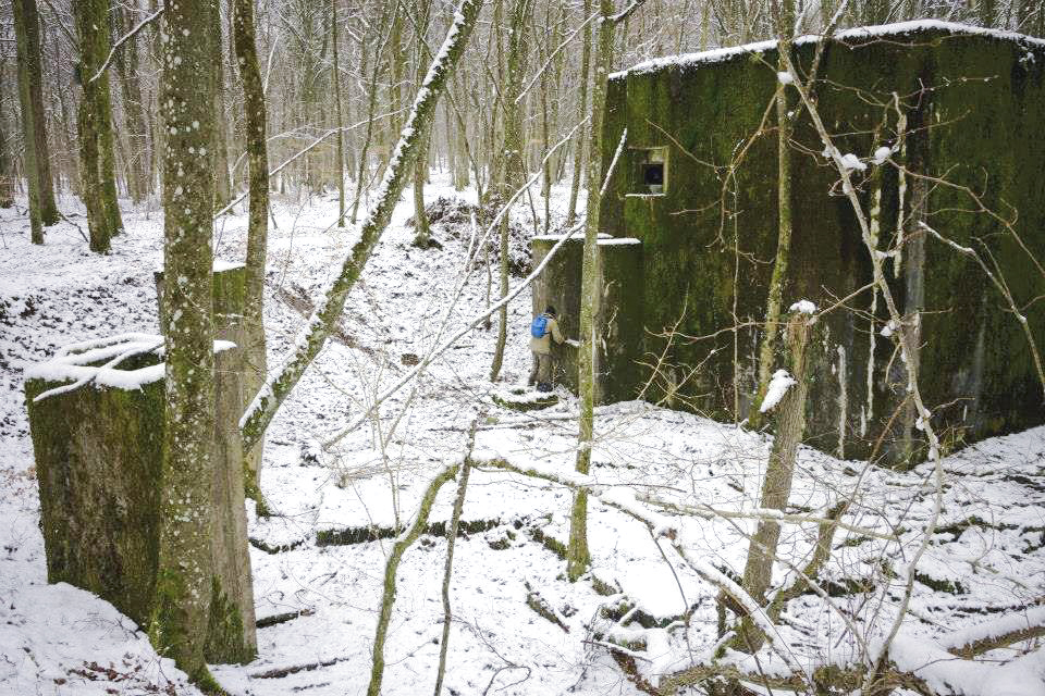 Ligne Maginot - BB374 - (Blockhaus pour canon) - Le blockhaus et le puits d'évacuation des eaux usées dans la fouille non comblée - Fré Do