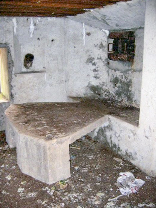 Ligne Maginot - BB374 - (Blockhaus pour canon) - Le créneau et le support pour la mitrailleuse Hotchkiss - SCHOEN Antoine