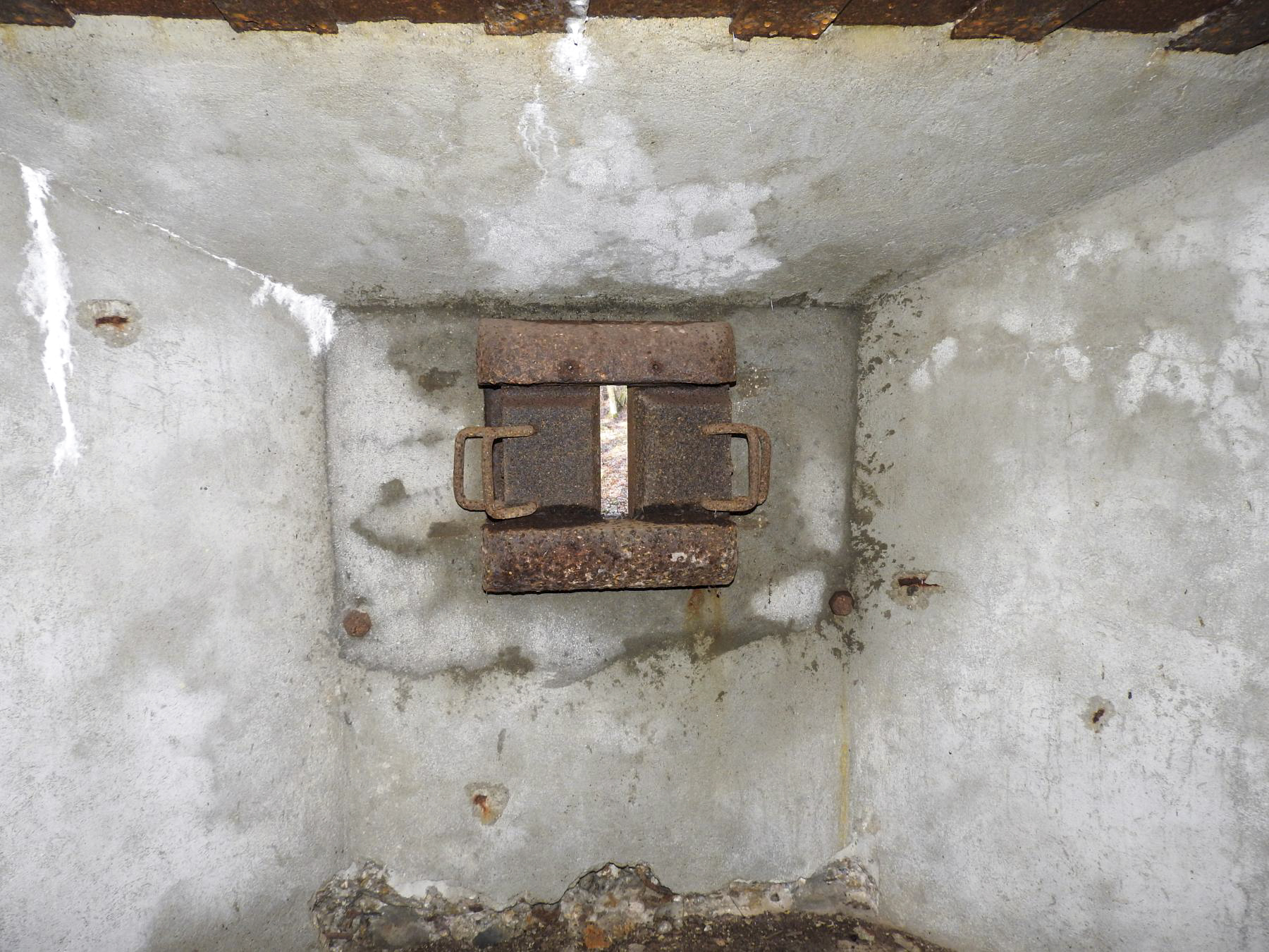 Ligne Maginot - BB374 - (Blockhaus pour canon) - Etage supérieur
Le créneau pour mitrailleuse. - STENGER Mathieu
