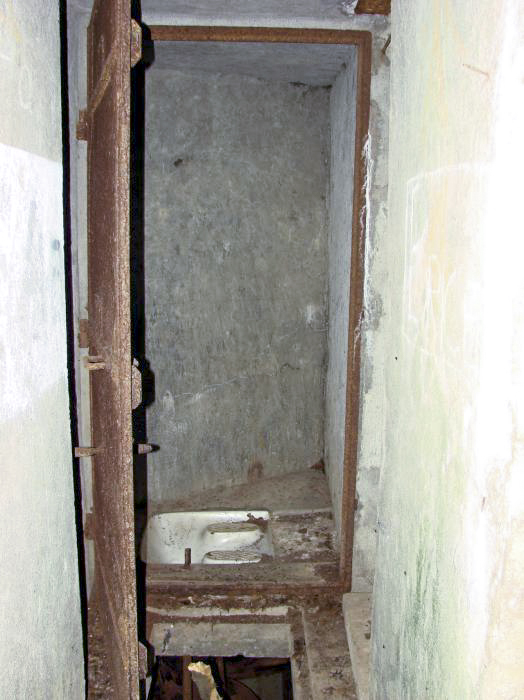 Ligne Maginot - BB43 - (Casemate d'infanterie) - Au fond, les toilettes et sur la droite l'entrée du blockhaus. - Schnoupf