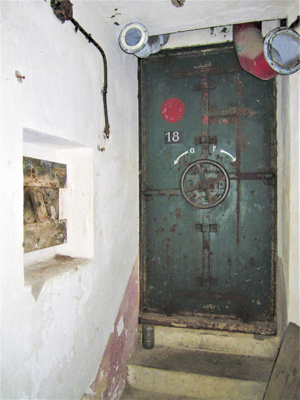 Ligne Maginot - EINSELING - A36 - (Ouvrage d'infanterie) - Etage inférieur
Porte étanche de la cloche JM Ouest
A gauche le créneau de défense de l'issue de secours - Gregory Fuchs