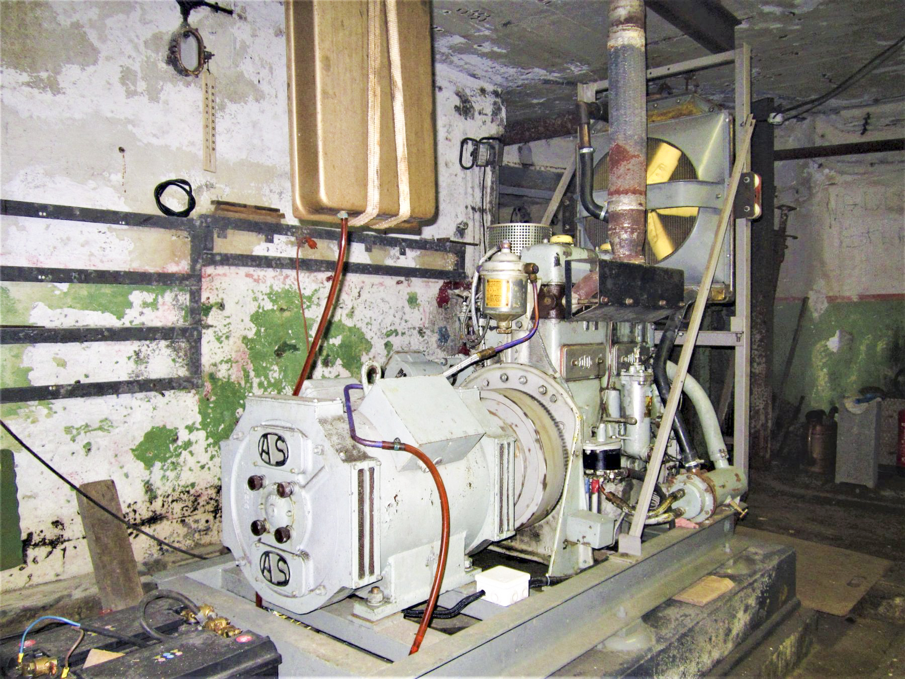 Ligne Maginot - EINSELING - A36 - (Ouvrage d'infanterie) - Etage inférieur
L'usine électrique
Le moteur installé, qui n'est pas d'origine, est de la marque 'DOG' fabriqué par les établissements Irat & Cie dans les années 1950 - Gregory Fuchs