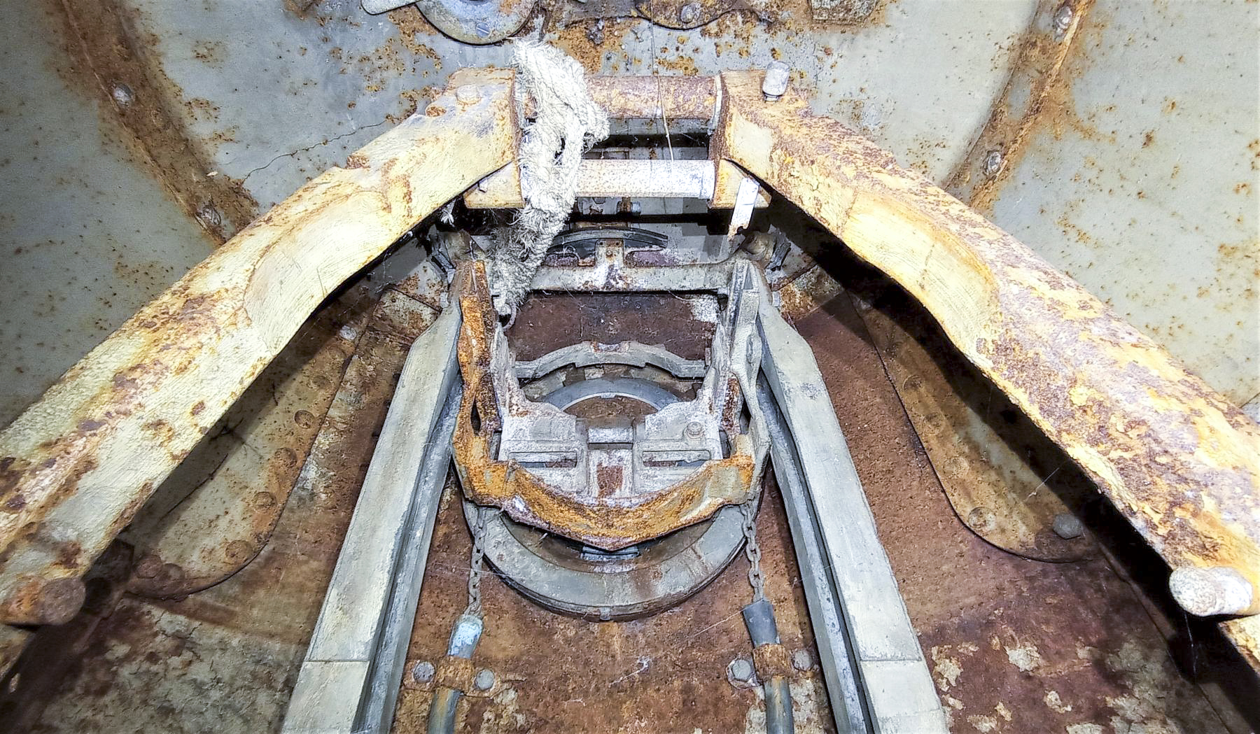 Ligne Maginot - EINSELING - A36 - (Ouvrage d'infanterie) - Cloche JM modifié AM
Rotule d'embrasure et support de l'AM - Baptiste Gaudin