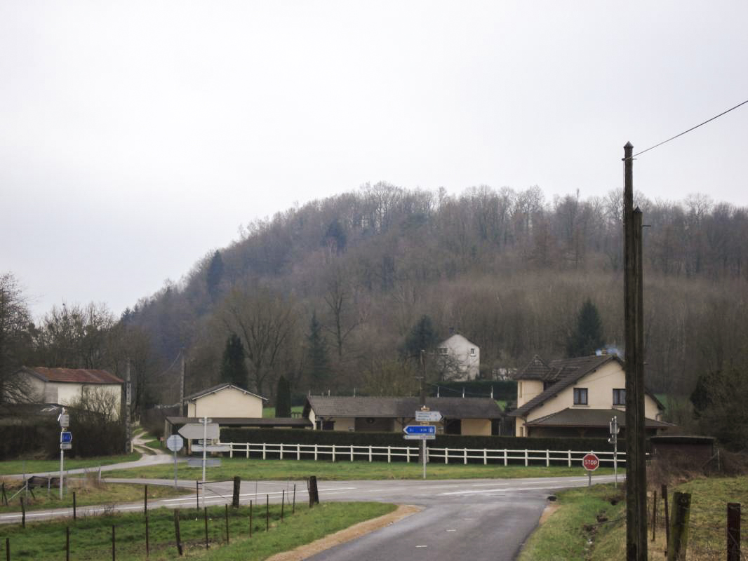 Ligne Maginot - 1L3 - (DMP - Dispositif de Mine Permanent) - Carrefour, site de DMP avec MF9 à l'arrière plan (maison blanche) - R Tucker