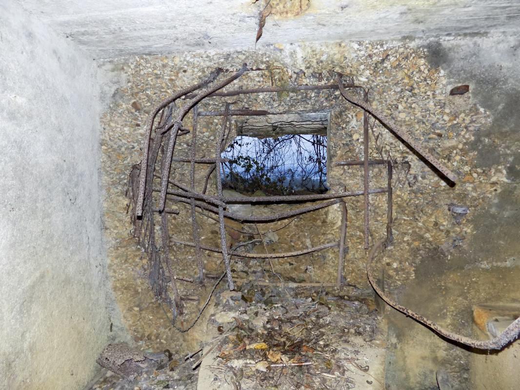 Ligne Maginot - 8BIS - LES LONGS BOYAUX EST - (Blockhaus pour canon) - Créneau Hotchkiss - R Tucker